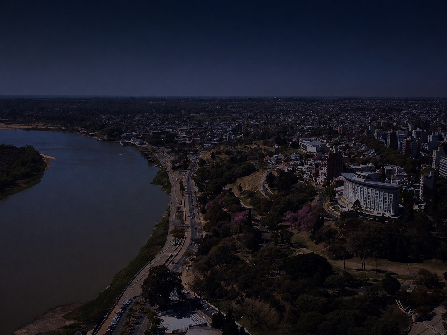 Vista aérea de la Costanera de Paraná y el río